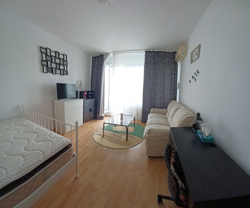 Titan, langa Auchan, cf.1,